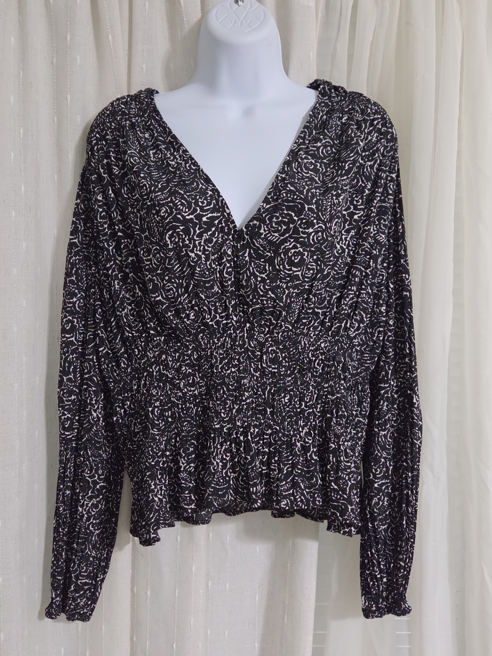 Universal Thread Black & White V-Neck Floral Peplum Blouse